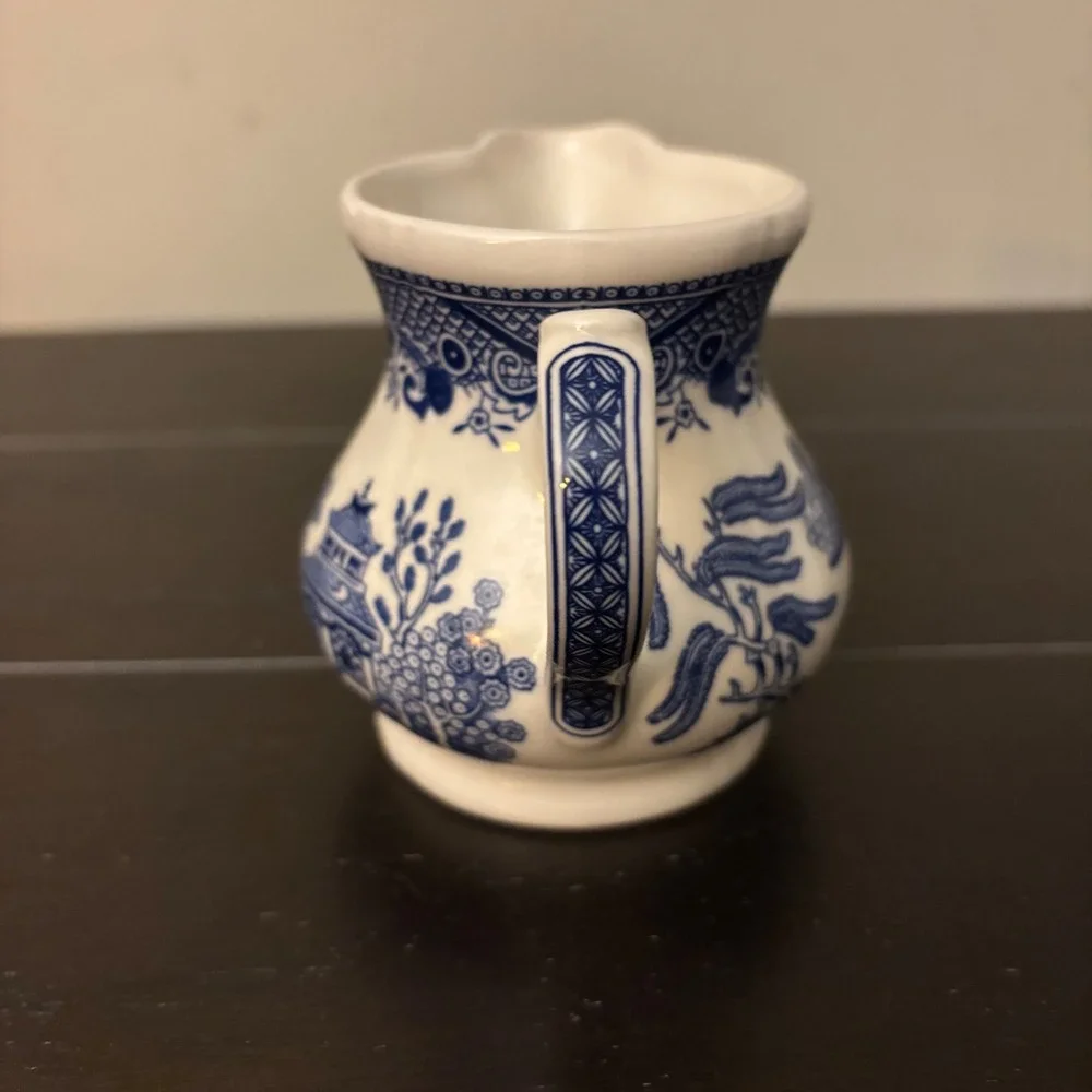 Churchill England | Blue Willow | Creamer & Lidded Sugar Bowl Set | small flaw